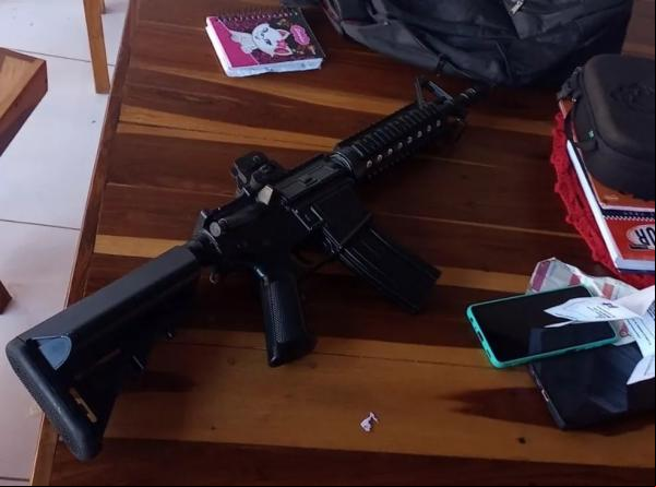 Réplica de rifle apreendida pela PF durante operação no Piauí.(Imagem:Divulgação/PF)