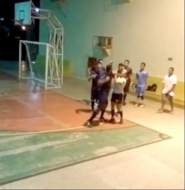 Árbitra foi agredida a socos após expulsar jogador de partida.(Imagem:Reprodução)