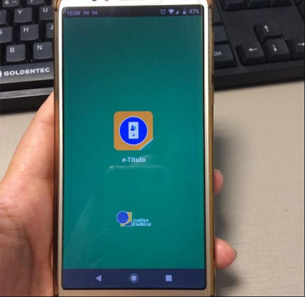 Para evitar sobrecarga no sistema, o TSE (Tribunal Superior Eleitoral) irá bloquear o  do aplicativo e-Título neste domingo (29). O programa para celular é uma versão digit(Imagem:Reprodução)