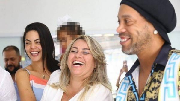 Ronaldinho com amigos e a noiva Beatriz (de azul) em Maceió(Imagem:Reprodução/Instagram)