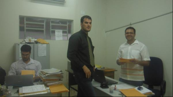 Na imagem, o delegado auxiliar Heraldo Freitas, o novo delegado Matheus Zanatta e o delegado Walter Júnior.(Imagem:FlorianoNews)