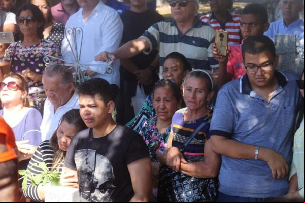 Amigos, familiares e colegas de profissão se emocionaram durante o sepultamento. (Imagem: Lorena Linhares/G1)