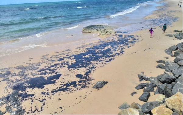Manchas de óleo chegam à praia da Pituba, em Salvador.(Imagem:Alan Oliveira/G1 BA)