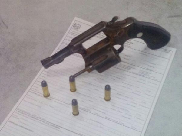 Uma arma foi apreendida com um dos suspeitos.(Imagem:Divulgação/Polícia Militar)