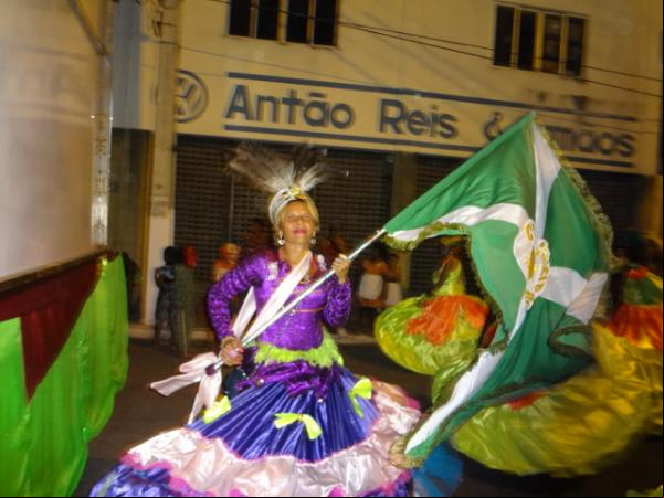 Desfiles de escolas de samba alegram a Av. Getúlio Vargas. (Imagem:FlorianoNews)
