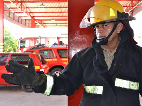 Bombeiro veste traje surrado e luvas já desgastadas em Teresina.(Imagem:Renato Bezerra/G1)