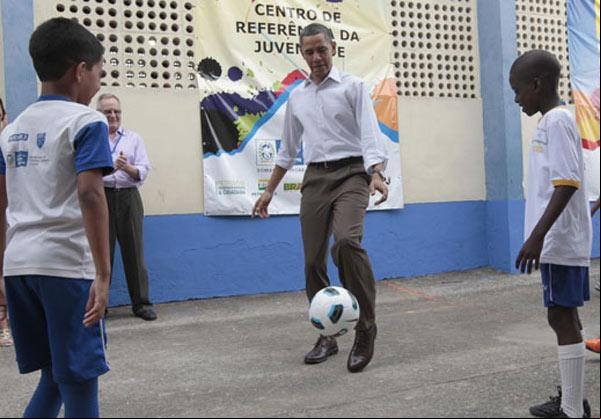 Obama batendo bola(Imagem:G1)