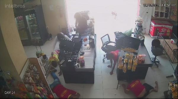 Assalto a comércio em Floriano é registrado por câmeras de segurança.(Imagem:Reprodução)