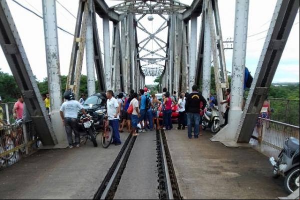 Homem sofre infarto fulminante e morre na Ponte Metálica.(Imagem:florianonews.piauiconectado.com)