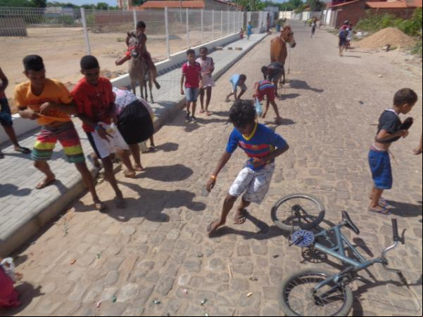 Palhaço carrapeta percorre ruas de Floriano distribuindo bombons.(Imagem:FlorianoNews)
