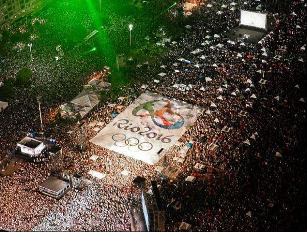 O bandeirão anuncia a logomarca na praia de Copacabana (Imagem:Divulgação)