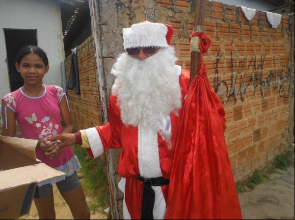 Papai Noel promoveu manhã de alegria com distribuição de bombons em Floriano.(Imagem:FlorianoNews)