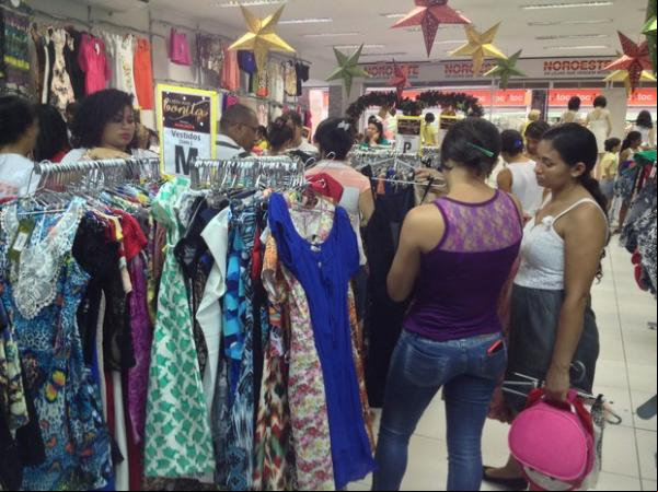 Consumidores optam por roupas e calçados nas compras de Natal em Teresina.(Imagem:Gilcilene Araújo/G1)