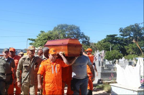 Capitão Anderson foi sepultado no cemitério São José, Zona Norte da capital.(Imagem: Lorena Linhares/G1)