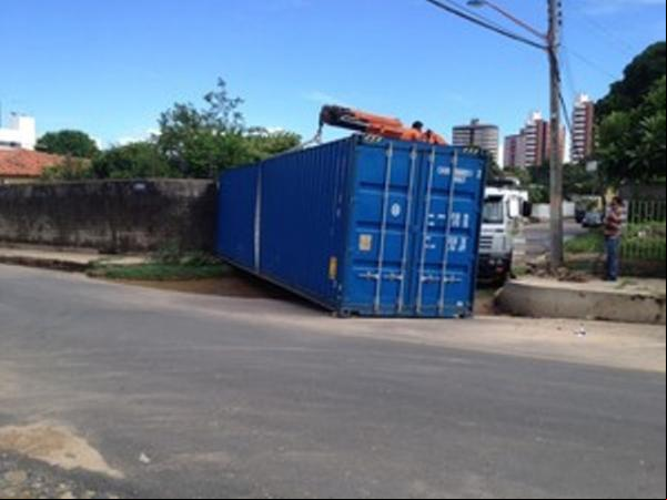 Container de quatro toneladas é arrastado pela chuva em Teresina.(Imagem:Gil Oliveira/G1)