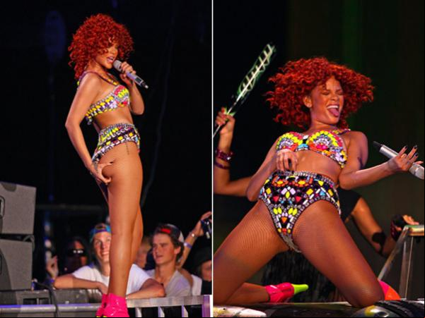 Rihanna se dá um apertão no bumbum e capricha nas caras e bocas durante apresentação da turnê 'Lound'(Imagem:Divulgação)