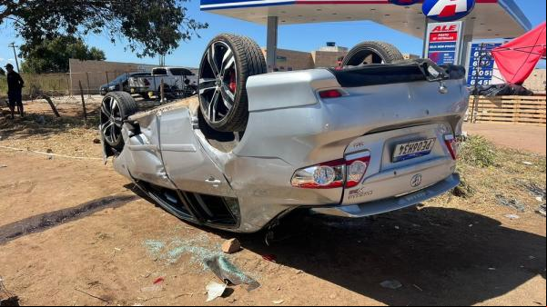 População teve prejuízos materiais. Pelo menos sete carros e uma moto foram atingidos. (Imagem:Patrícia Silva/Sistema Verdes Mares (SVM))