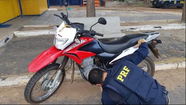 Motocicleta foi apreendida depois que condutor apresentou documento falso.(Imagem:Divulgação/PRF)