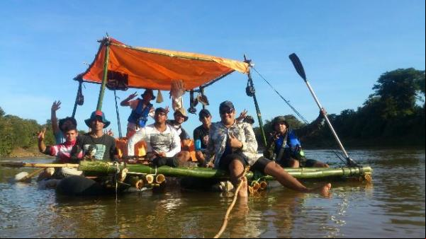 Ambientalistas aventureiros descem o rio Parnaíba em uma jangada de Bambu.(Imagem:Divulgação)