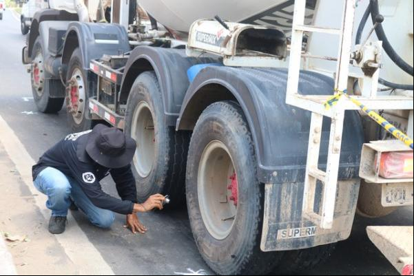 Caminhão colidiu com moto e uma mulher morreu em Teresina. (Imagem:Glayson Costa /G1 PI)