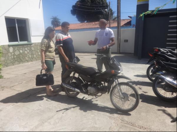Polícia recupera moto roubada abandonada em Floriano.(Imagem:FlorianoNews)