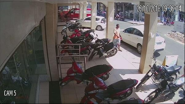 Vídeo mostra homem furtando bicicleta no centro de Floriano.(Imagem:Reprodução/Jc24horas)