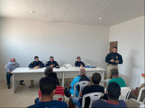 PRF realiza palestra educativa sobre os perigos de animais soltos nas rodovias federais.(Imagem:Divulgação/PRF)