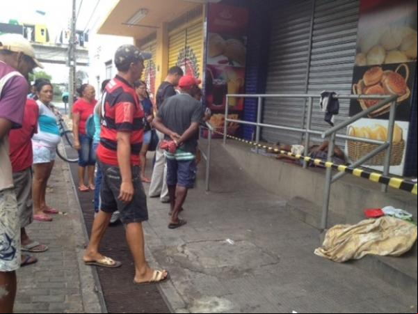 Vítima dormia na calçada de uma loja quando foi espancada até morte (Imagem:Catarina Costa/G1)