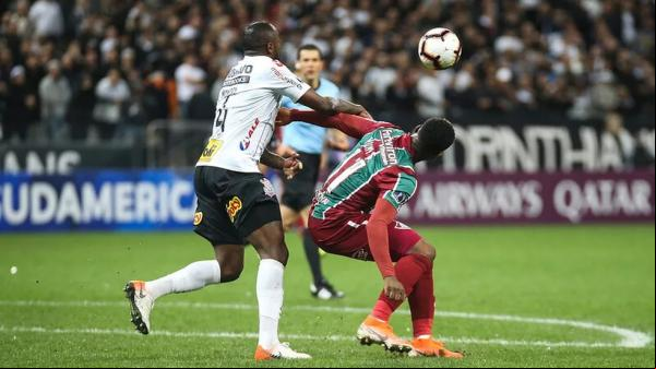 Corinthians x Fluminense no último duelo mata-mata entre os times, na Sul-Americana de 2019.(Imagem:Lucas Merçon / Fluminense FC )