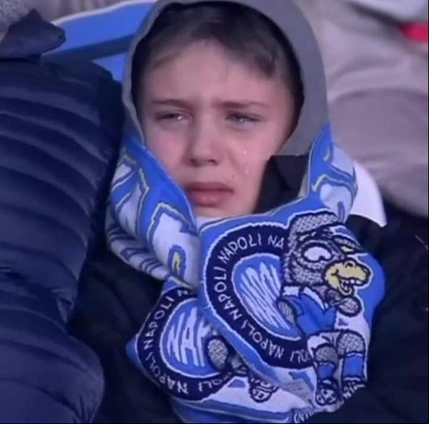Imagem de torcedor mirim do Napoli em lágrimas viraliza(Imagem:Reprodução)