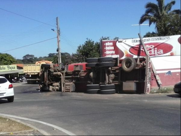 Caminhão tombou em rotatória na Zona Leste de Teresina.(Imagem:Pablo Silva)