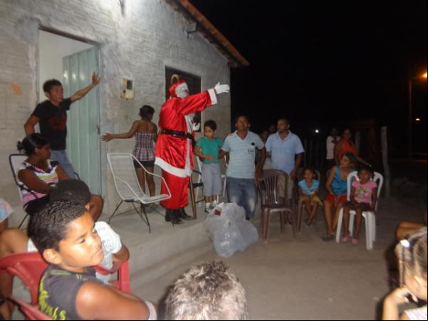 Papai Noel entregou presentes às crianças da localidade Papa Pombo.(Imagem:FlorianoNews)