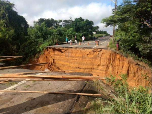 Corpo de Bombeiros resgata famílias atingidas por rompimento de bueiro na BR-343.(Imagem:florianonews.piauiconectado.com)