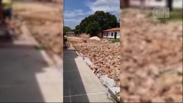 Por meio de nota, a Superintendência de Desenvolvimento Urbano (SDU) Centro Norte pediu a compreensão dos moradores e informou que irá alertar a empresa responsável pela obra para(Imagem:Reprodução)