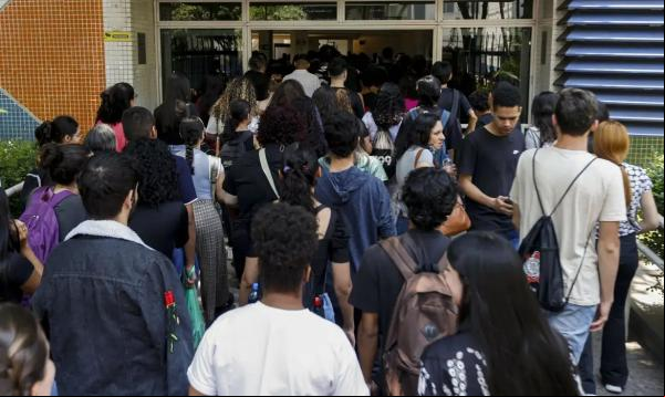 Estudantes começam a receber primeira parcela do Programa Pé-de-Meia.(Imagem:Paulo Pinto/Agência Brasil)