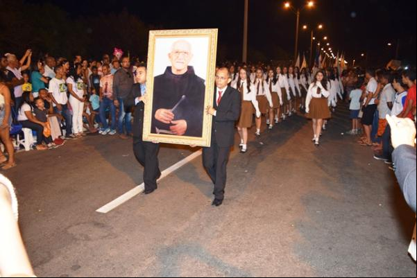 Recorde de público prestigia desfile cívico na Avenida Frei Antônio Curcio.(Imagem:Waldemir Miranda)