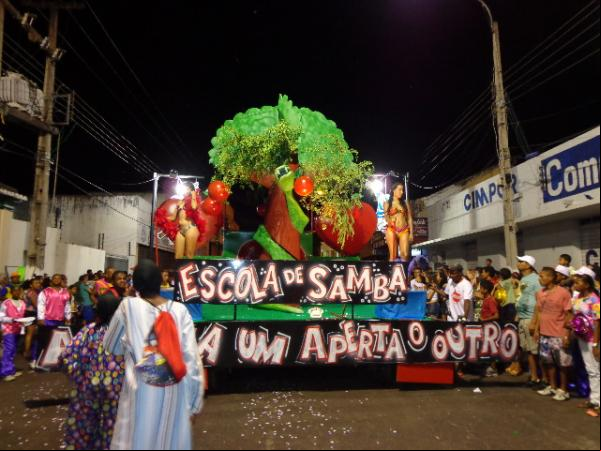 Desfile das escolas de samba agitam último dia de carnaval em floriano.(Imagem:FlorianoNews)