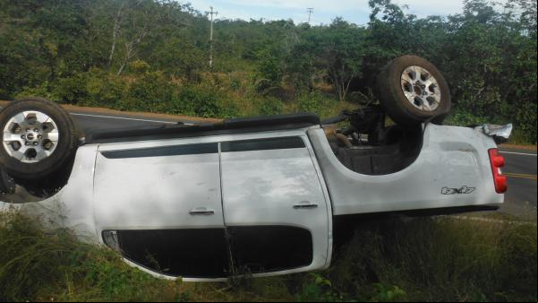 Veículo capota na Rodovia 140, nas proximidades da localidade Pequi(Imagem:FlorianoNews)