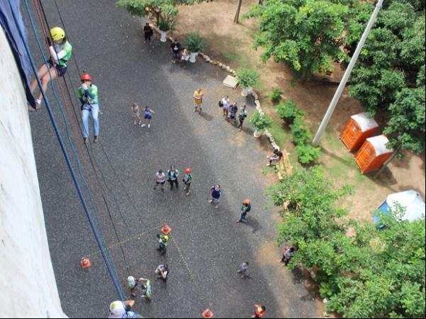 Filas se formaram para a prática do rapel.(Imagem:Ellyo Teixeira/G1)