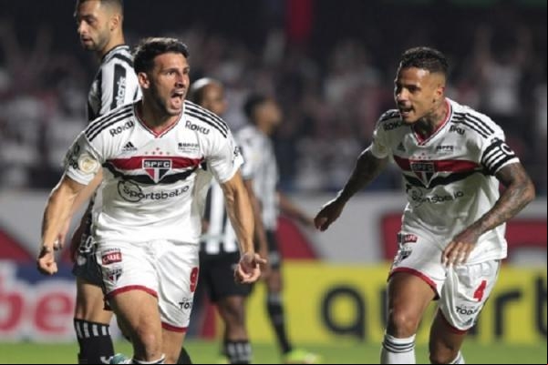 O São Paulo precisou de apenas sete minutos para abrir o placar e enlouquecer os torcedores presentes no Morumbi. Em jogada bem trabalhada pelo sistema ofensivo no lado direito, Ra(Imagem:Reprodução)