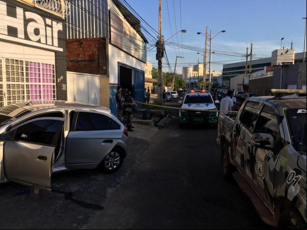 Jovens são mortos a tiros dentro de carro próximo a shopping na Zona Leste de Teresina(Imagem:Reprodução)