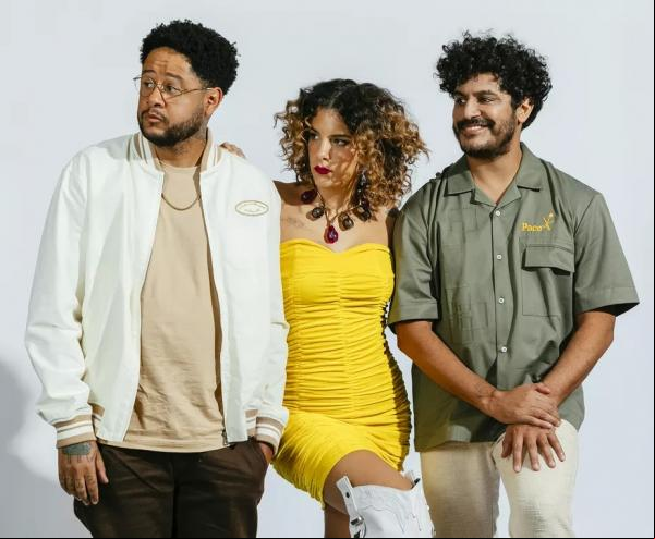 Dois importantes rappers projetados nacionalmente nos anos 2010, Criolo e Emicida, se juntam com uma cantora e compositora, Céu, que ajudou a imprimir a caligrafia da música brasil(Imagem:Reprodução)