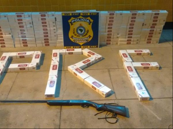 Cigarros e arma foram encontradas dentro de ônibus que vinha de São Paulo.(Imagem:PRF-PI)