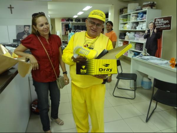 Repórter Amarelinho é presenteado com tênis amarelo.(Imagem:FlorianoNews)