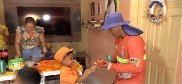 Menino ganha festa de aniversário com o tema e visita de coletores de lixo no Piauí.(Imagem:Reprodução/TV Clube)
