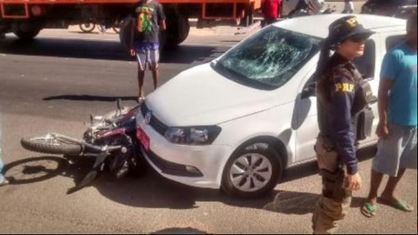 Colisão entre carro e motocicleta deixa duas pessoas feridas em Floriano.(Imagem:Reprodução/WhatsApp )