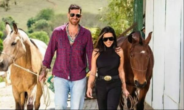 Cleo posa com namorado e diz: