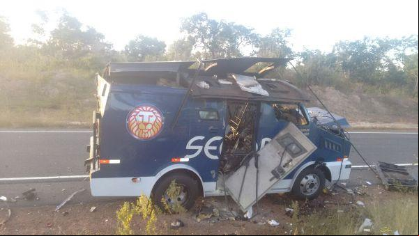 Criminosos explodem carro-forte na PI-140 em Floriano.(Imagem:Divulgação/PM)