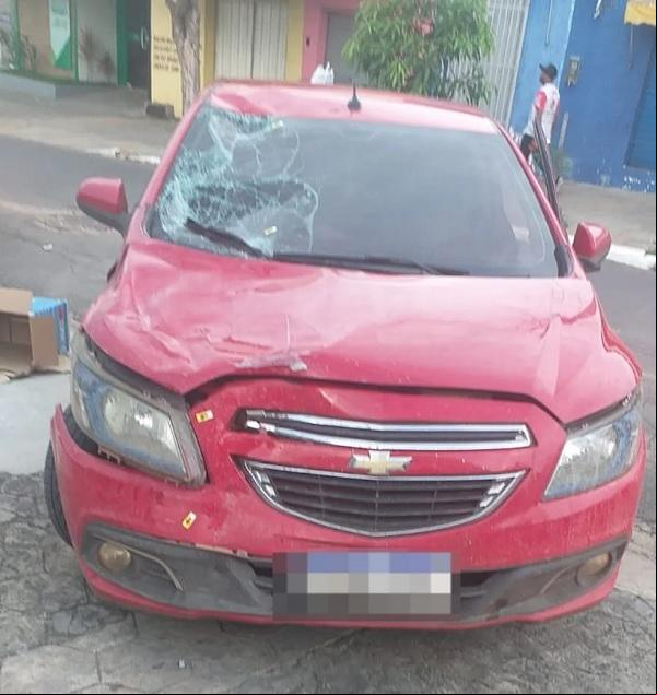 Motociclista é atingido por carro roubado durante perseguição policial em Floriano.(Imagem:Reprodução)