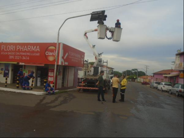 Semáforo da antiga rodoviária a por manutenção e volta a funcionar normalmente.(Imagem:FlorianoNews)